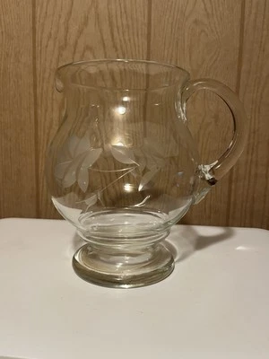 "Jarra jarra flores grabadas de vidrio transparente con patas 7 1/2"" de alto conjunto" Foto 1 de 4