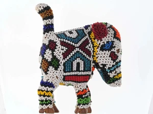 Figura de perro de madera tallada con cuentas de vidrio vintage - Imagen 1 de 7