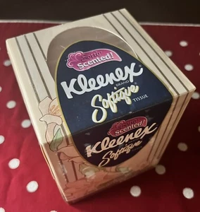 1 ~ Vintage 1986 1987 Mandelfarben Taschentücher weich duftend Kleenex Blumenbox Neu im Karton - Bild 1 von 5