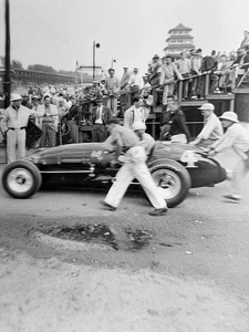 1952 Indy 500 Crowd Szene Pit Action mit Auto #4 Pagode im Hintergrund Negativ - Bild 1 von 3