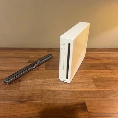 Console - Nintendo Wii Bianca Completa Di Cavi + Sensor bar - Originale - Immagine 1 di 4
