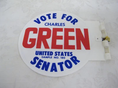 Vendedor de publicidad vintage muestra voto para Charles Green para senador  Foto 1 de 4