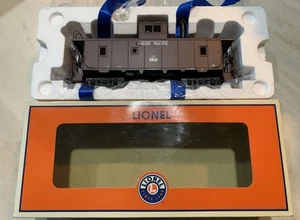 LIONEL UNION PACIFIC CA-4 WOODSIDE SMOKING CABOOSE 6-17690! SCALA O UP - Foto 1 di 2