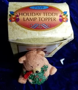 NUEVO EN CAJA OSO DE PELUCHE DE VACACIONES DE NAVIDAD ÁRBOL PARA PANTALLA SUPERIOR DE LÁMPARA 2-3/4" T - Imagen 1 de 4