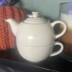 Le Creuset Tea For One Set / Teapot & Cup - Pearl/Almond. - Picture 1 of 5