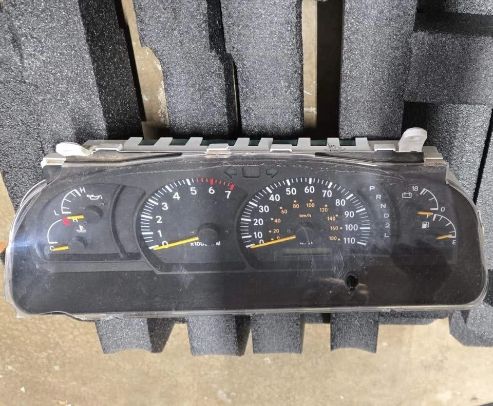 2000-2002 Toyota Tundra Speedometer Tachometer Instrument Cluster 8 Cyl AT Oem - Imagem 1 de 4