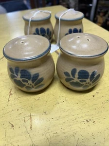 Pfaltzgraff Folk Art Tan Blue Salt & Pepper Shakers Set Stoneware USA Vintage - Picture 1 of 4