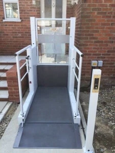 ROLLSTUHLLIFT HEBEBÜHNE LIFT PLATTFORMLIFT HEBELIFT TREPPENLIFT HUBLIFT AUFZUG - Bild 1 von 14