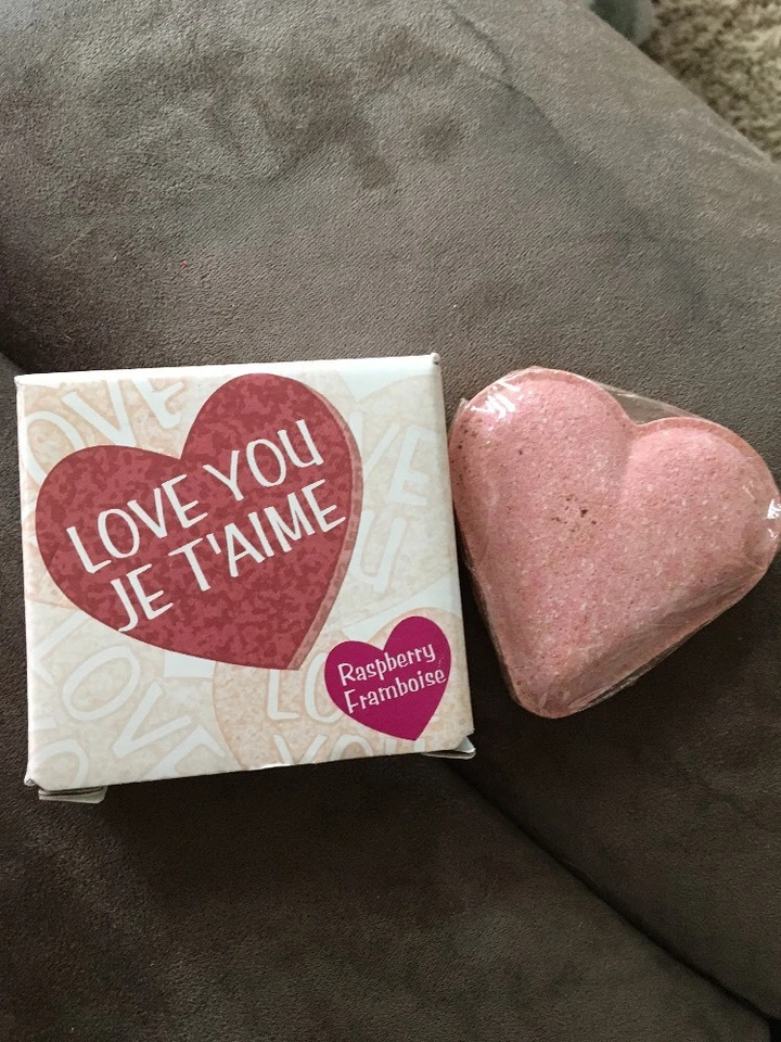 AVON HEART BATH FIZZY RASPBERRY FRAMBOISE - Image 1 of 1