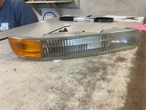 Front Lamp TURN SIGNAL GMC SIERRA PICK 1500 Right RH 99 00 01 02 03 04 05 06 07 - Picture 1 of 3