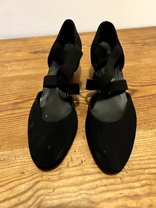 Schwarze Tanzschuhe mit elastischem Riemen * Damen Gr. 7 (41) * gut erhalten - Bild 1 von 4