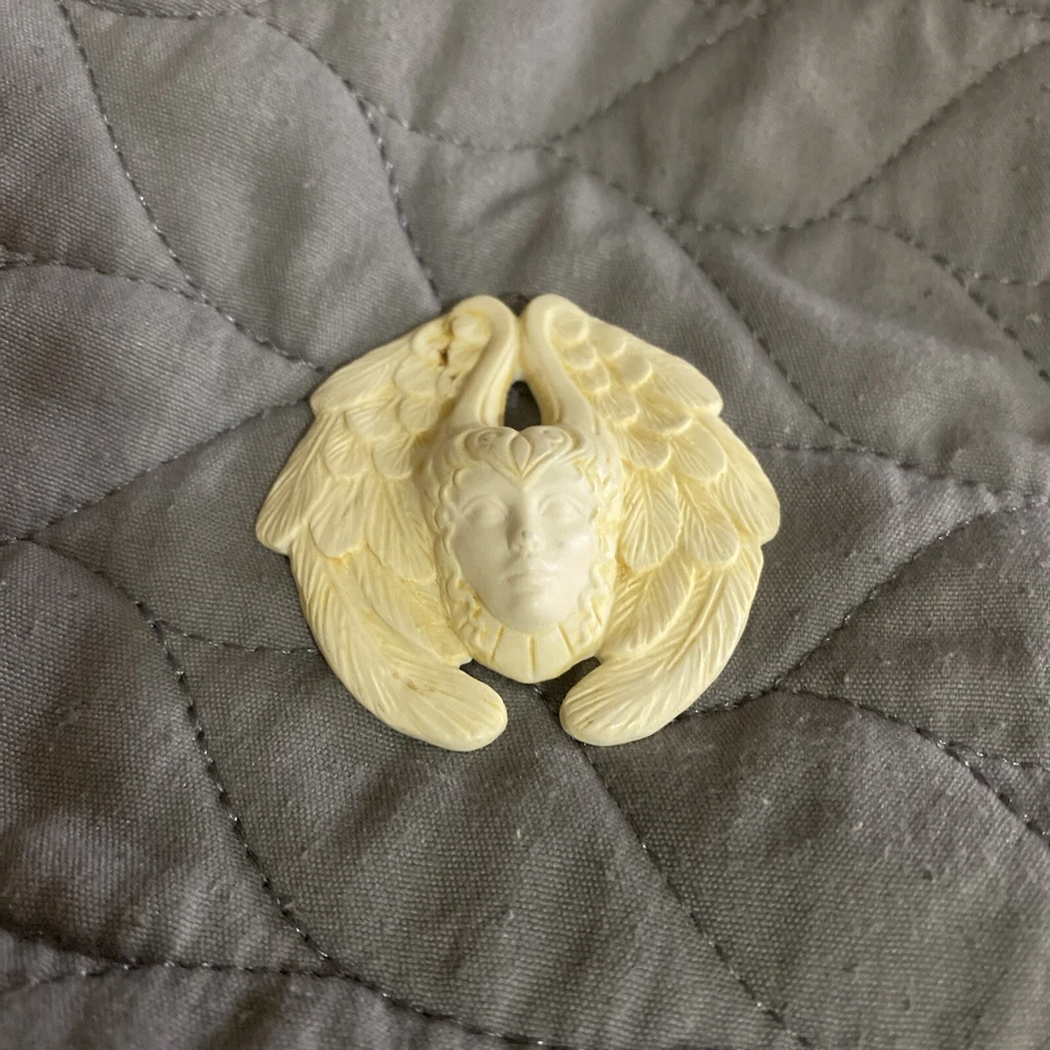 Cara pequeña Laura Mears con alas  Foto 1 de 3