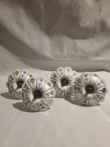 Große dekorative Krawattennadeln aus Keramik im viktorianischen Stil. 4 1/2" breit 12" Rnd 3" lang - Bild 1 von 9
