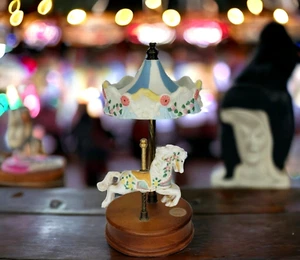 Caja de música animada reproduce recuerdos colecciones de carrusel de porcelana de caballos y dosel - Imagen 1 de 10