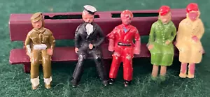 WARDIE - RAILWAY TRAIN PASSENGERS X5 - CIVILIANS MEN/WOMEN + BENCH - LEAD🔥166 - Picture 1 of 1