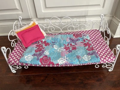 DOLL BED DAYBED SCROLLED HEARTS METAL AMERICAN GIRL-STYLE VTG 21x10.5”x8” - Image 1 of 4