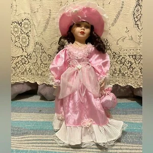 Muñeca de porcelana elegante vintage en vestido rosa - Imagen 1 de 4