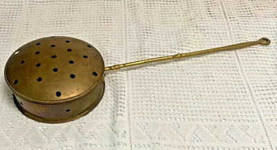 TOSTADOR/CALENTADOR DE CAMA VINTAGE DE LATÓN Y COBRE CASTAÑO CON MANGO DE LATÓN-18" DE LARGO Foto 1 de 4