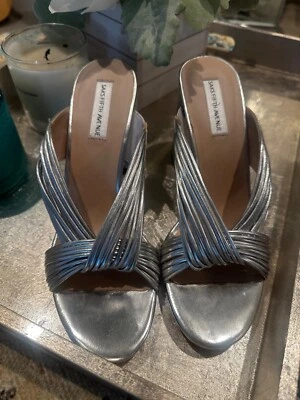 Preciosas sandalias plateadas Saks Fifth Avenue - talla 7,5 - nuevas sin caja  Foto 1 de 4