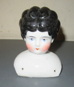 Antiker Porzellan Puppenkopf schwarzes Haar Mittelteil 4-1/2 Zoll groß - Bild 1 von 6