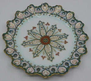 ANTIGUA PLACA DE PORCELANA PINTADA A MANO CON BORDE PERFORADO Y PUNTIAGUDO, DECORACIÓN SALVAJE  - Imagen 1 de 7