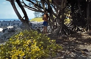 Fotos de vacaciones vintage color 35 mm diapositivas escena hawaiana árboles hombre cerca del árbol A3 - Imagen 1 de 1