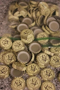 100 LUCKY BUCKET BEER BOTTLE CAPS CREAM COLOR NO DENTS FAST SHPG - Picture 1 of 2