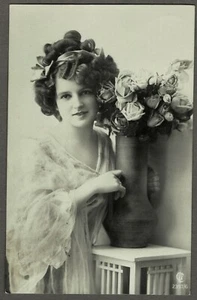 AK JUNGE FRAU mit BLUMENVASE, gelaufen 1910 - Picture 1 of 2