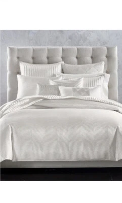 Hotel Collection Channels F/Queen Duvet Cover, White-Stripe Jacquard- Read - Изображение 1 из 4