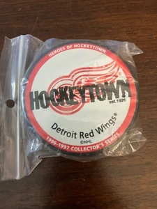 VINTAGE Hockeytown Detroit Red Wings Hockey Puck 1996-1997 serie da collezione 🏒 - Foto 1 di 3