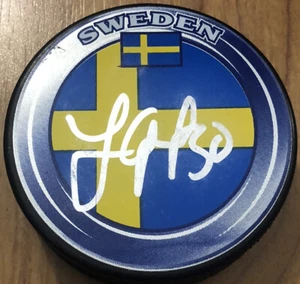 PUCK DE LOS OLÍMPICOS SUECOS FIRMADO POR JONAS GUSTAVSSON ¡CON CERTIFICADO DE AUTENTICIDAD! HOJAS DE ARCE TORONTO ALA ROJA - Imagen 1 de 1