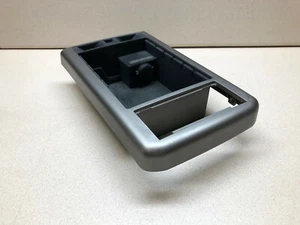 03-06 INFINITI G35 CONSOLE STORAGE TRIM BEZEL OEM BIN ARM REST PANEL FACTORY  - Bild 1 von 4