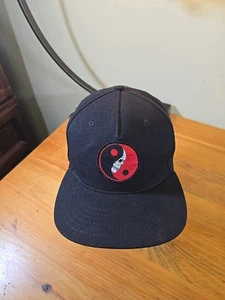 Lurking Class By Sketchy Tank Cap Sketchy Balance. Schwarz/Rot. R1 - Bild 1 von 7