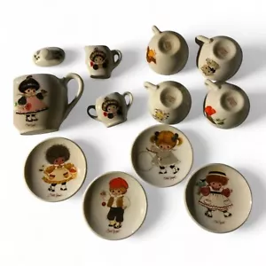 Vintage 1983 Enesco Barbi Sargent 12 Piece Miniature Teaset VERY RARE - Foto 1 di 12