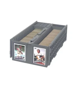Nuovo cestino carte collezionabili in plastica grigia BCW 1600, coperchio a cerniera, 2 righe - Foto 1 di 7