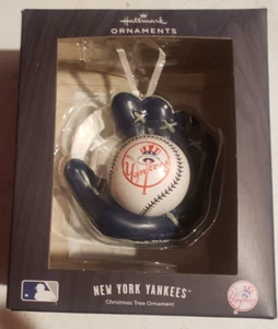 Guante de béisbol de vidrio Hallmark New York Yankees adorno para árbol de Navidad - Imagen 1 de 2