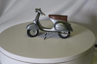 Scooter Vespa GS150 plateado escala 1:12 Autoart - rueda delantera pegada Foto 1 de 4