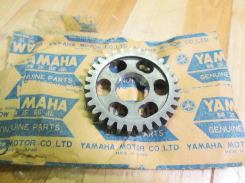 YAMAHA OEM - TERCERA RUEDA ENGRANAJE - YZ80 1977-1979 / 2J5-17231-00 Foto 1 de 4