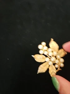 VINTAGE SIGNED CROWN TRIFARI BROOCH PEARLS GOLD TONE 2'' X 2.25'' - Picture 1 of 5