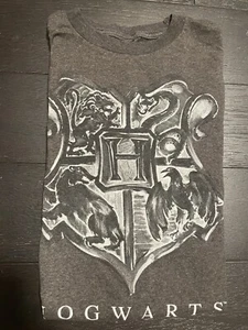 T-shirt Harry Potter Hogwarts taglia M nero antracite scuro maglietta grafica stregoneria - Foto 1 di 5