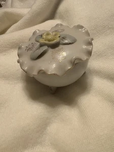 Caja de baratija redonda vintage de porcelana de 3 pies con flores amarillas adorno dorado - Imagen 1 de 8