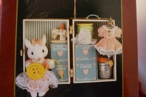 RARE  ! CARLTON CARDS ORNAMENT " SEW VERY SPECIAL "  CXOR-118W NEW NOS - Picture 1 of 4