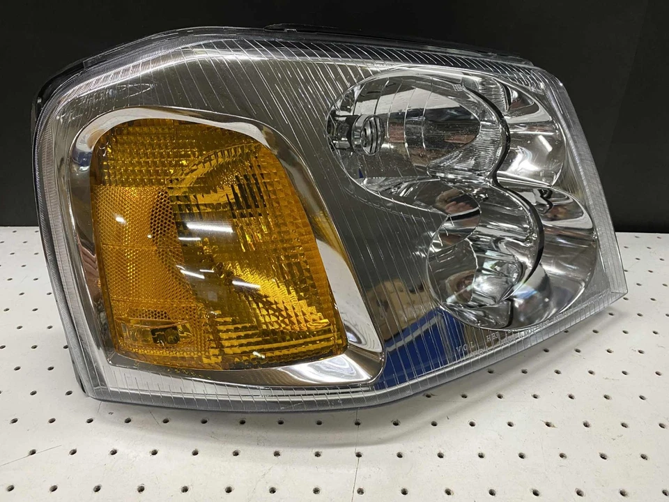 Conjunto de faros de repuesto GMC Envoy TYC 2002-2009 pasajero derecho Foto 1 de 4