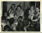 1940 Zdjęcie prasowe Pani W. R. Hearst pomaga dać mleko "Darmowy fundusz mleczny dla niemowląt"