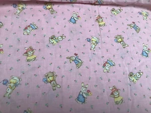 "Tela de coser Cranston conejitos conejitos conejo flores estampado en rosa 3 yardas x 44""" - Imagen 1 de 3