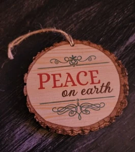 Rustikaler holziger ""Frieden auf Erden"" Weihnachtsbaumschmuck - Bild 1 von 1