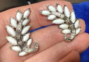 crown Trifari signed vintage clip earrings baguette and white leaves - Picture 1 of 3