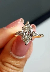 Anillo de compromiso de tres piedras moissanita marquesa VVS1 2 quilates chapado en oro amarillo de 14 quilates - Imagen 1 de 10
