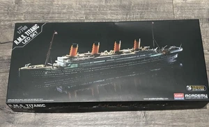 JUEGO LED ACADEMY RMS TITANIC PLÁSTICO MODELO ENVÍO KIT 1:700 Mayormente Nuevo Completo? - Imagen 1 de 5
