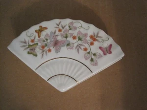 1980 AVON PORCELAIN FAN SHAPED BUTTERFLIES & FLORAL DESIGN JEWELRY TRINKET BOX - Picture 1 of 10